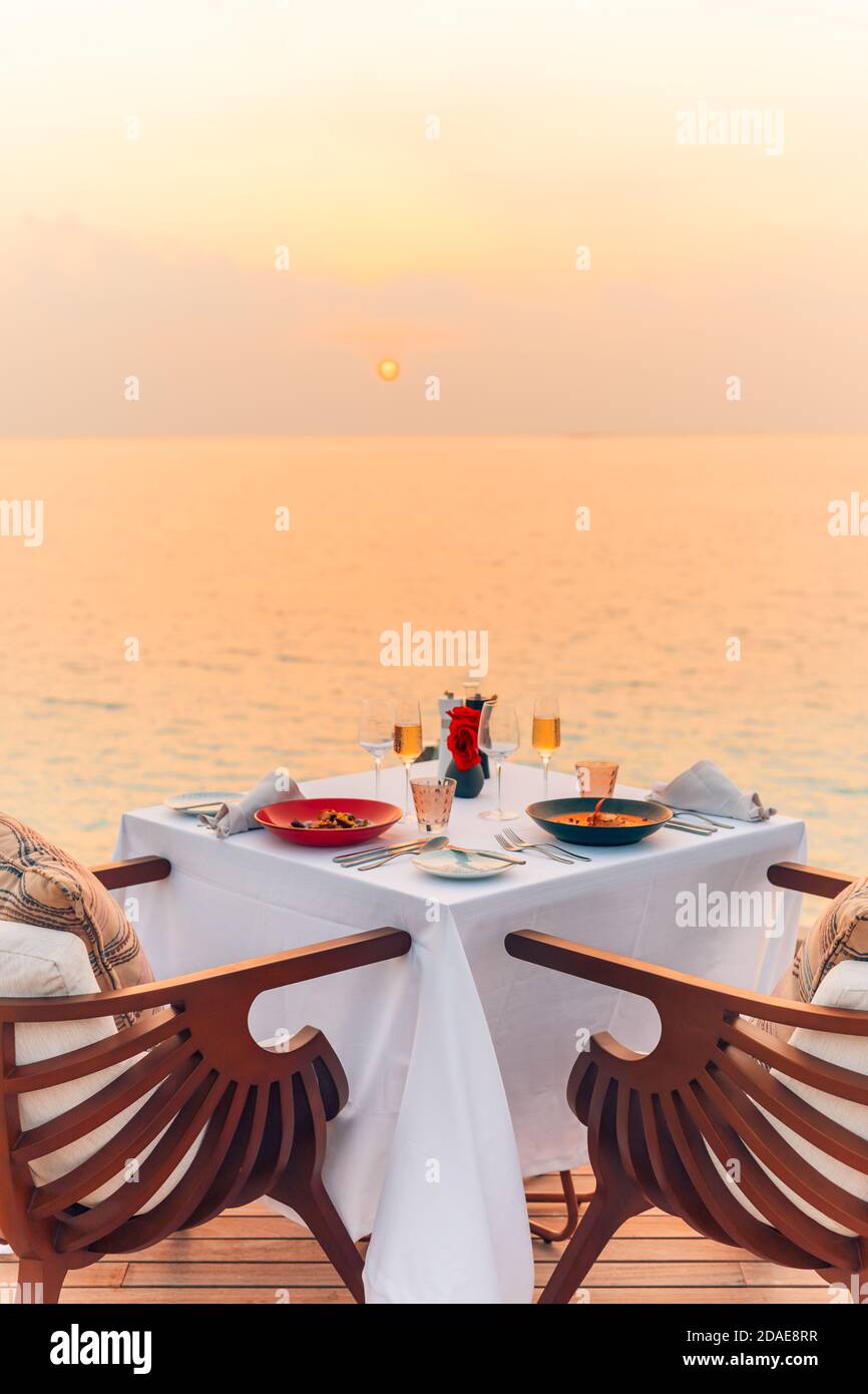 Colazione di lusso su tavolo bianco, bella vista mare tropicale sfondo, mattina tempo vacanza estiva stile di vita e romantico concetto di vacanza Foto Stock