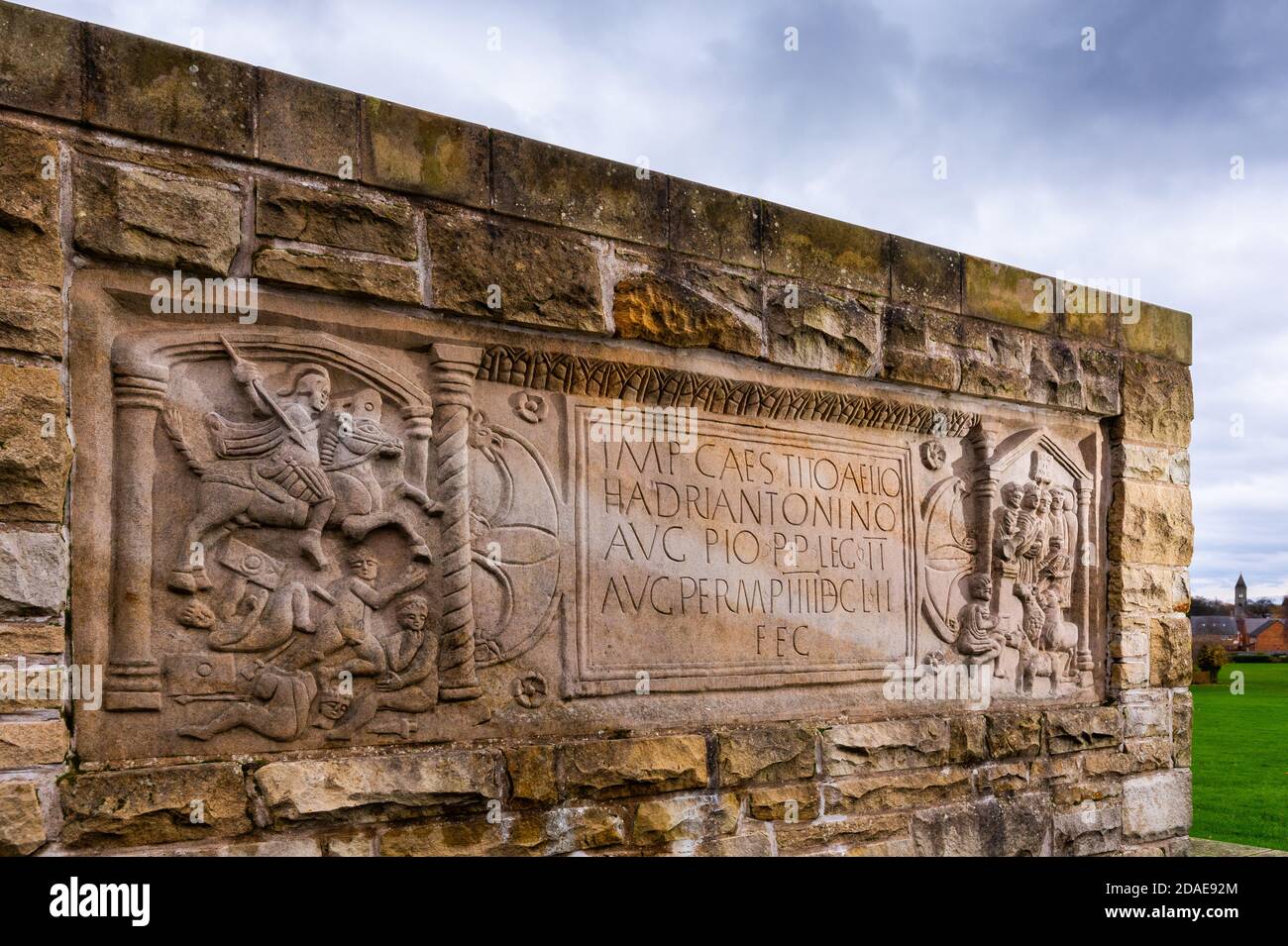 La replica della lastra Bridgeness, una pietra legionaria romana marcatore di distanza, nella città di Bo'Ness, Scozia, Regno Unito. Si trova su una parte del Muro Antonino. Foto Stock