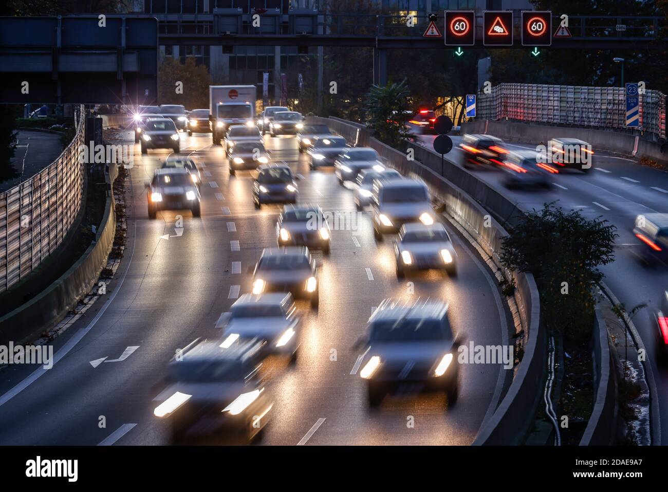 Essen, Ruhr Area, Nord Reno-Westfalia, Germania - autostrada A40 nel centro di Essen durante il traffico delle ore di punta. Foto Stock