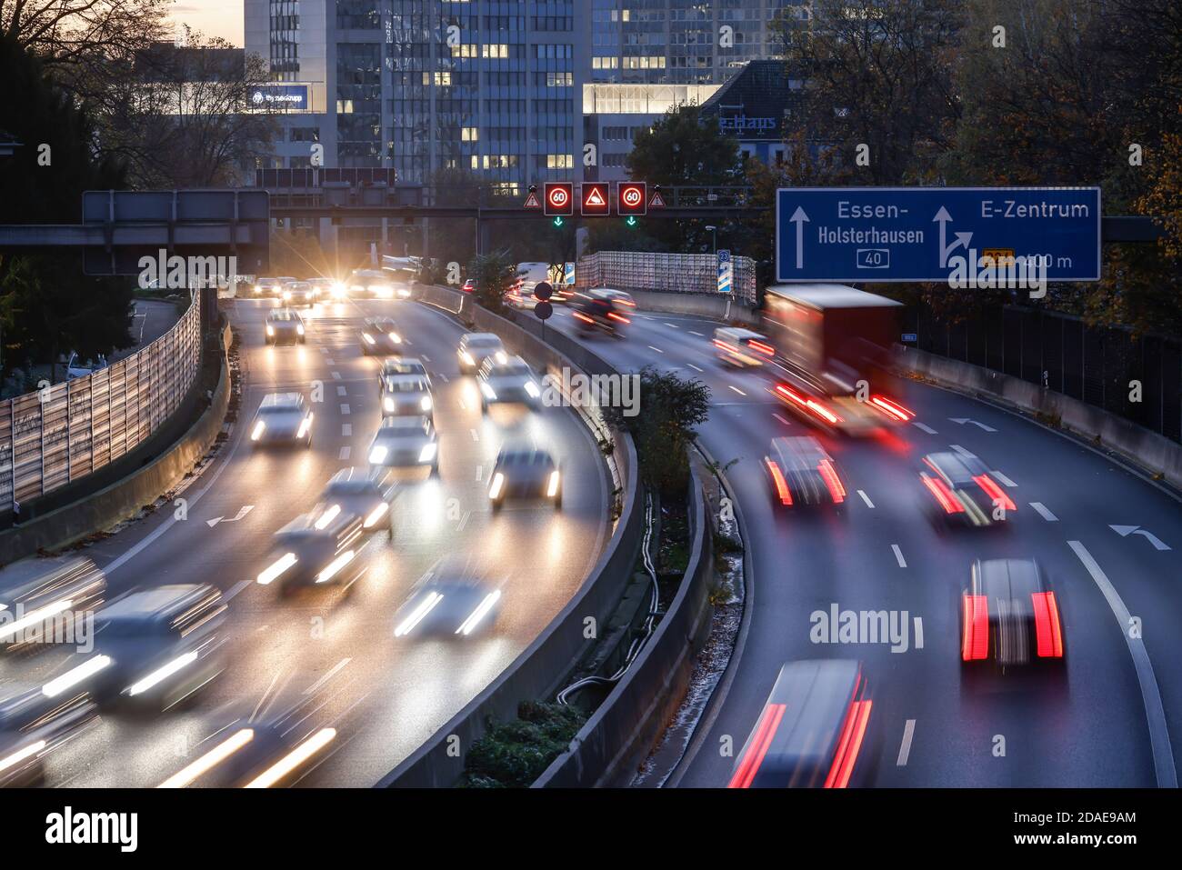 Essen, Ruhr Area, Nord Reno-Westfalia, Germania - autostrada A40 nel centro di Essen durante il traffico delle ore di punta. Foto Stock