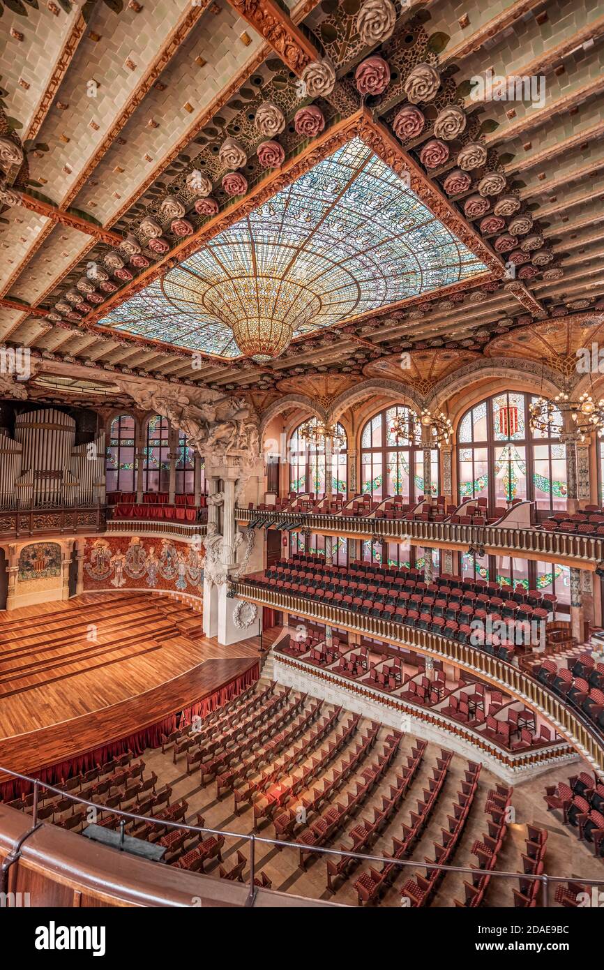 Barcellona, Spagna - 24 Febbraio 2020: Vista balcone del soffitto in vetro colorato nella Catalonia Music Hall Foto Stock