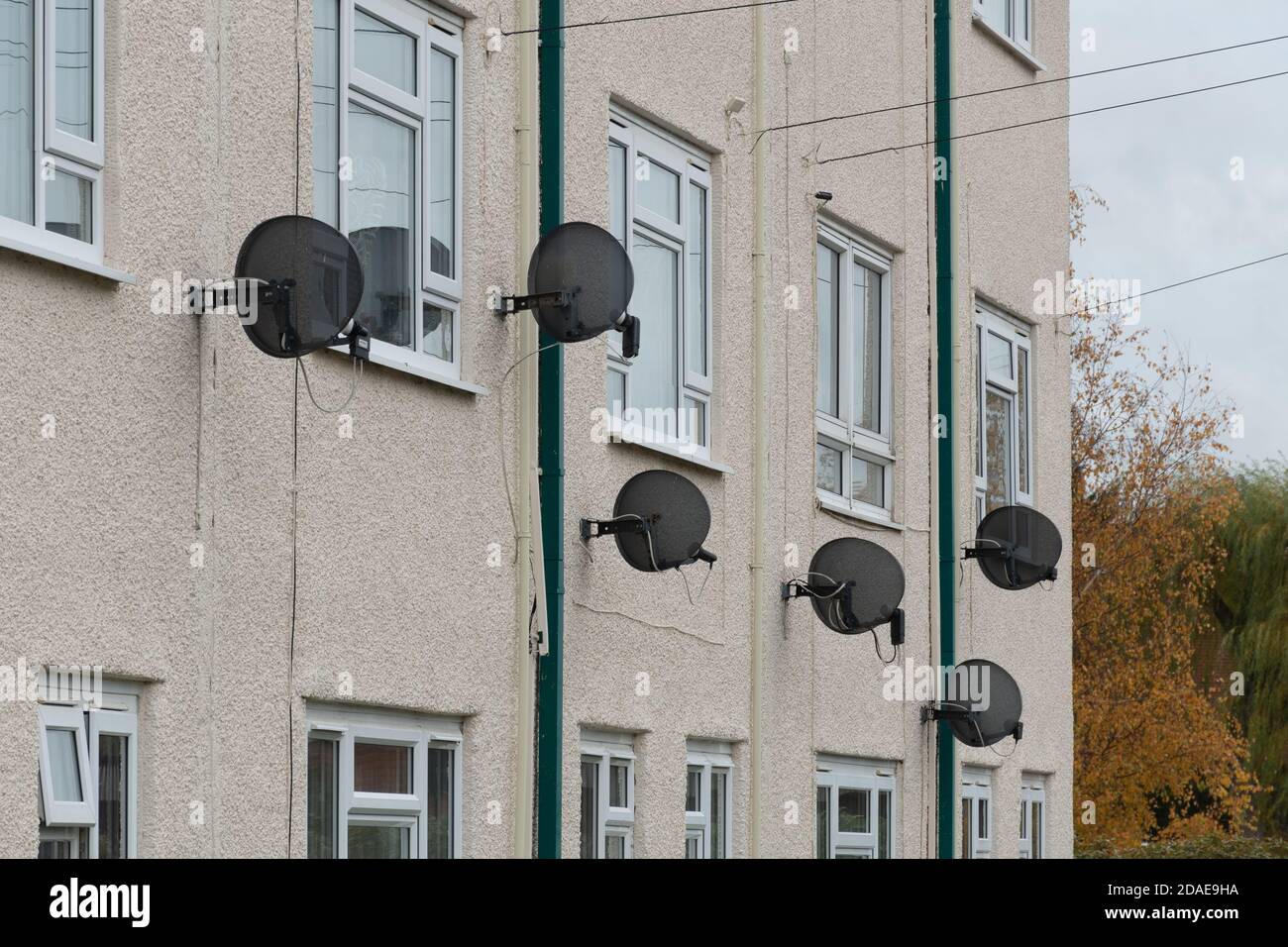 Piatti satellite sulla parete esterna di un blocco di appartamenti o appartamenti Foto Stock