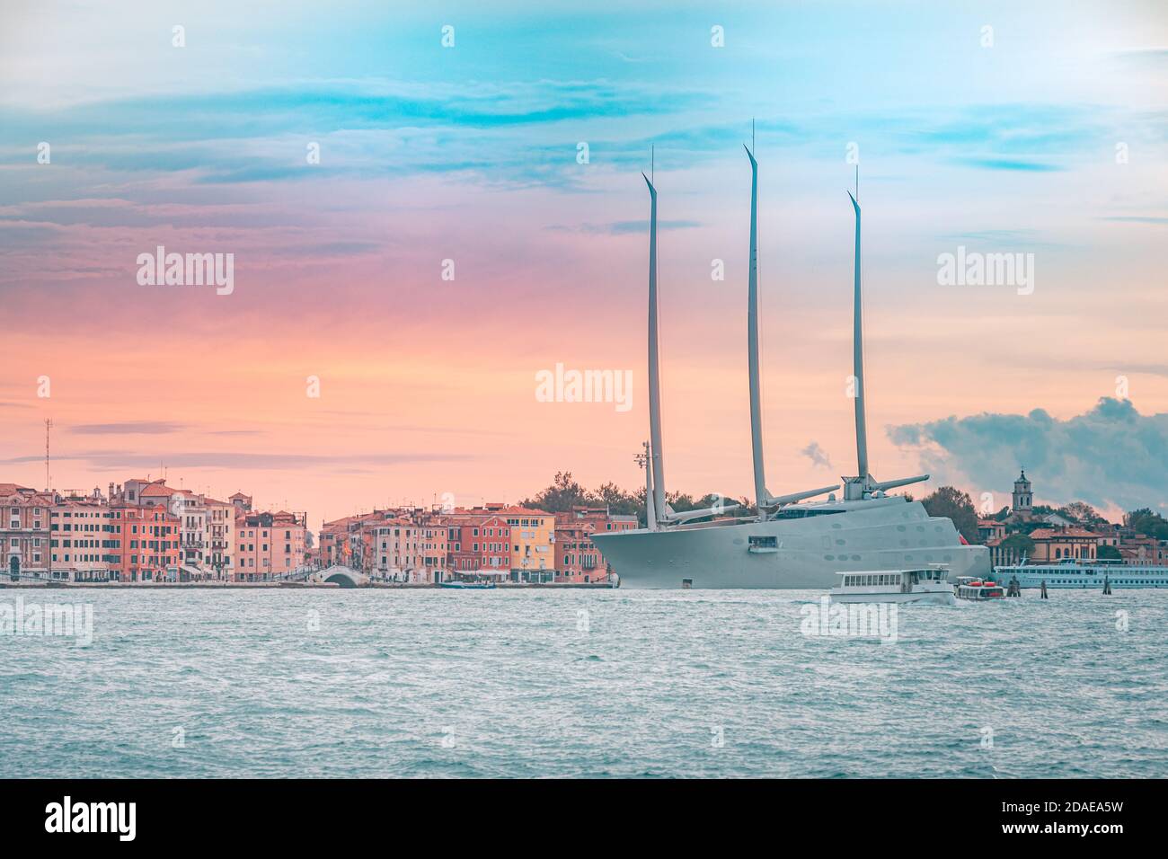 09.22.19. Venezia, Italia: Yacht a vela A, yacht di lusso più grande del mondo, barca a vela, ancorata a Venezia, Canal Grande. Lungomare di Venezia e vela ormeggiata Foto Stock