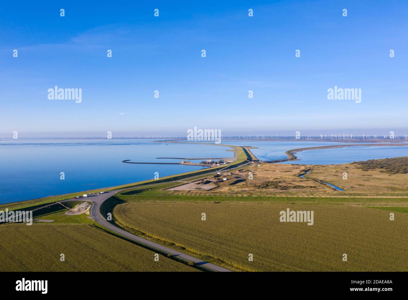 Vista sul drone, paesaggio costiero nel Parco Nazionale del Mare di Wadden, Elisabeth-Sophien-Koog, Penisola Nordstrand, Schleswig-Holstein, Germania, Europa Foto Stock