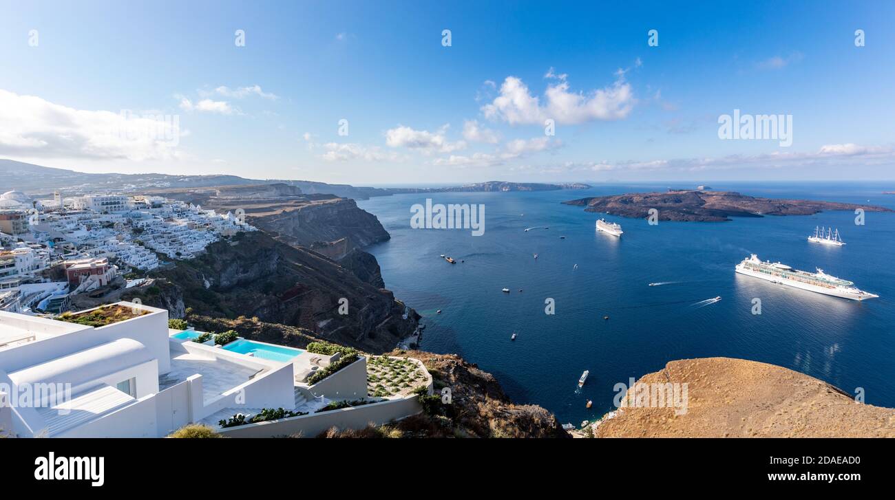 Oia città sull'isola di Santorini, Grecia. Case e chiese tradizionali e famose con cupole blu sulla Caldera, Mar Egeo, panorama di viaggio di lusso Foto Stock