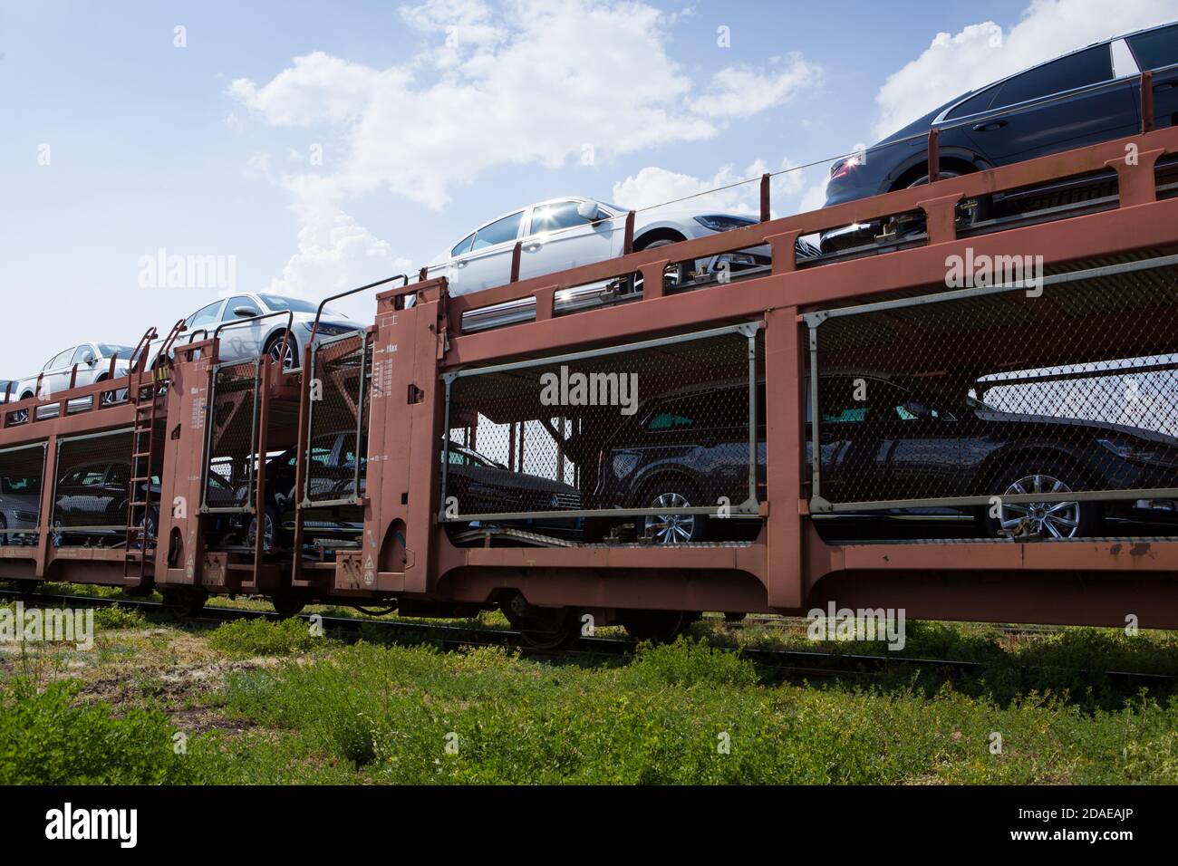 Poznan, Polonia - 17 maggio 2019: Un sacco di nuove carrozze caricate sulle auto del treno autorack. Pronto per la spedizione dalle fabbriche ai concessionari di automobili. Foto Stock