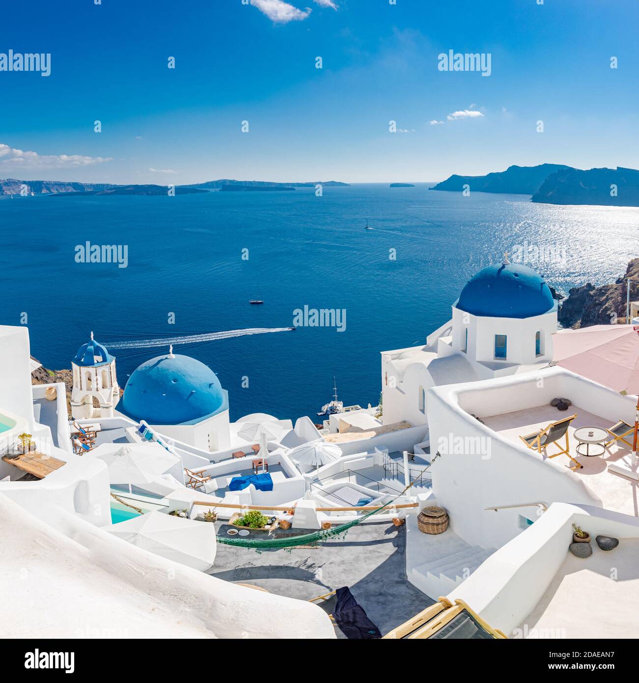 Architettura bianca del villaggio di Oia sull'isola di Santorini, Grecia. Splendida vista sul mare, paesaggio estivo di vacanza. Destinazione di viaggio di lusso, famoso punto di riferimento Foto Stock