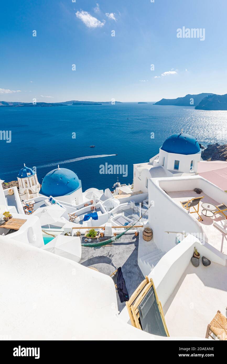 Architettura bianca del villaggio di Oia sull'isola di Santorini, Grecia. Splendida vista sul mare, paesaggio estivo di vacanza. Destinazione di viaggio di lusso, famoso punto di riferimento Foto Stock