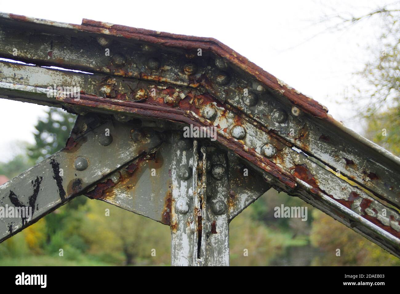 Giunto del rivetto arrugginito sul vecchio ponte. Una struttura in acciaio dimenticata. Foto Stock