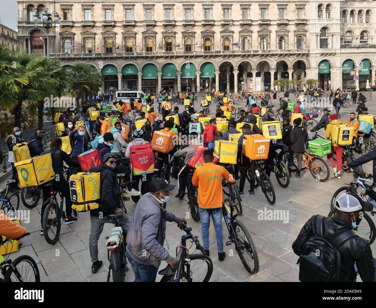 I motociclisti milanesi in piazza Duomo protestano per le condizioni di lavoro che non consentono più di utilizzare le biciclette sui treni. Foto Stock