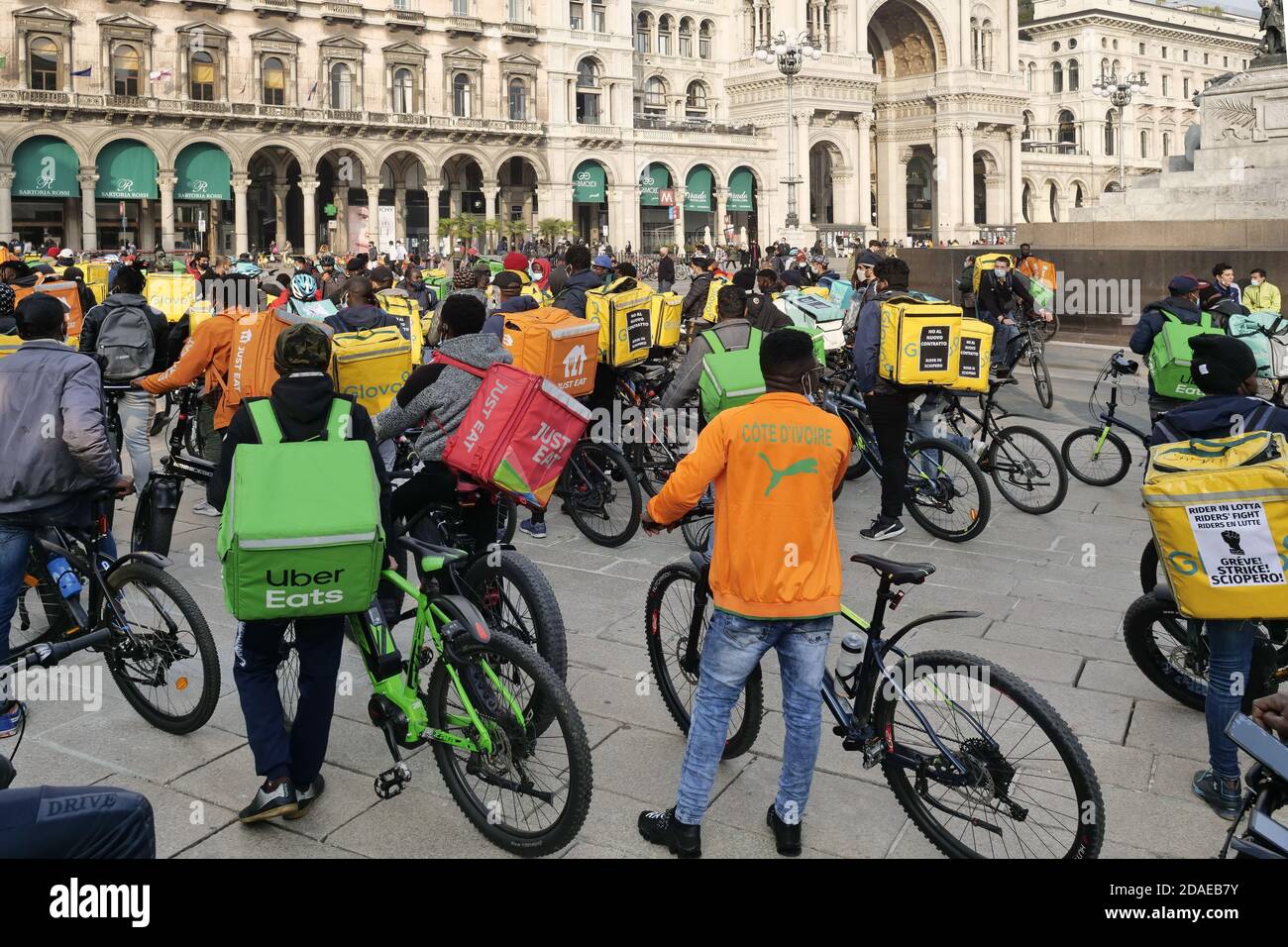 I motociclisti milanesi in piazza Duomo protestano per le condizioni di lavoro che non consentono più di utilizzare le biciclette sui treni. Foto Stock