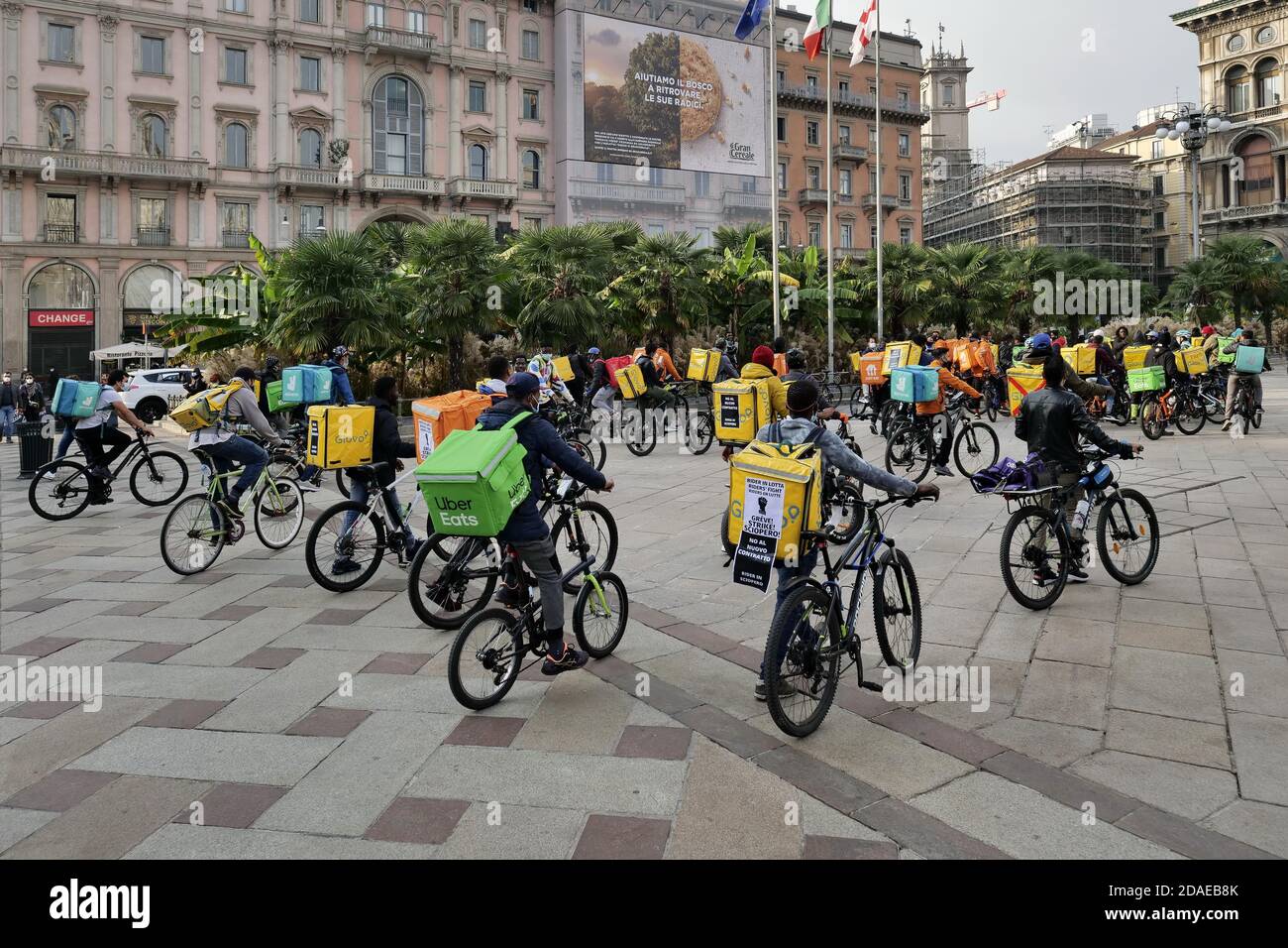 I motociclisti milanesi in piazza Duomo protestano per le condizioni di lavoro che non consentono più di utilizzare le biciclette sui treni. Foto Stock