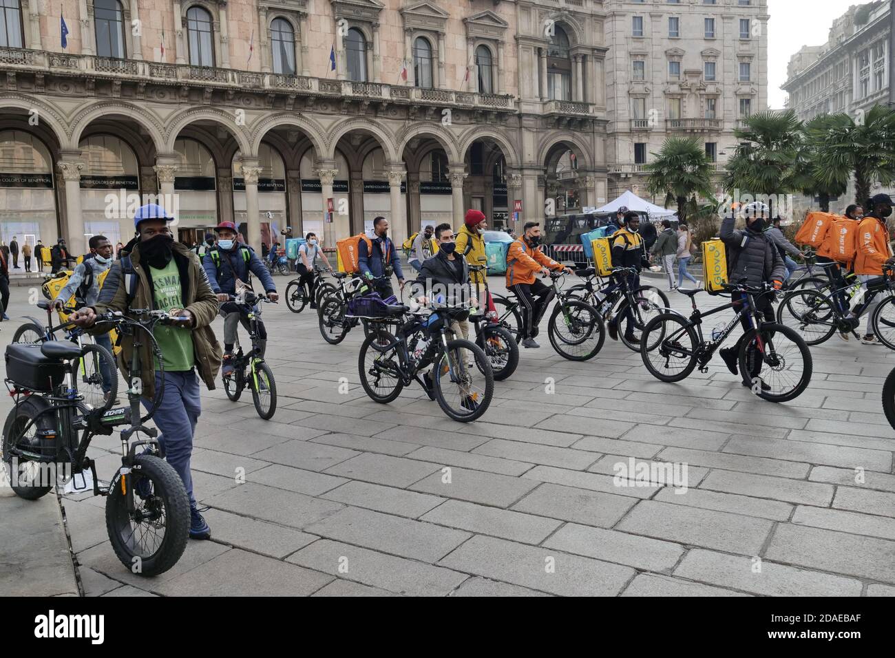 I motociclisti milanesi in piazza Duomo protestano per le condizioni di lavoro che non consentono più di utilizzare le biciclette sui treni. Foto Stock