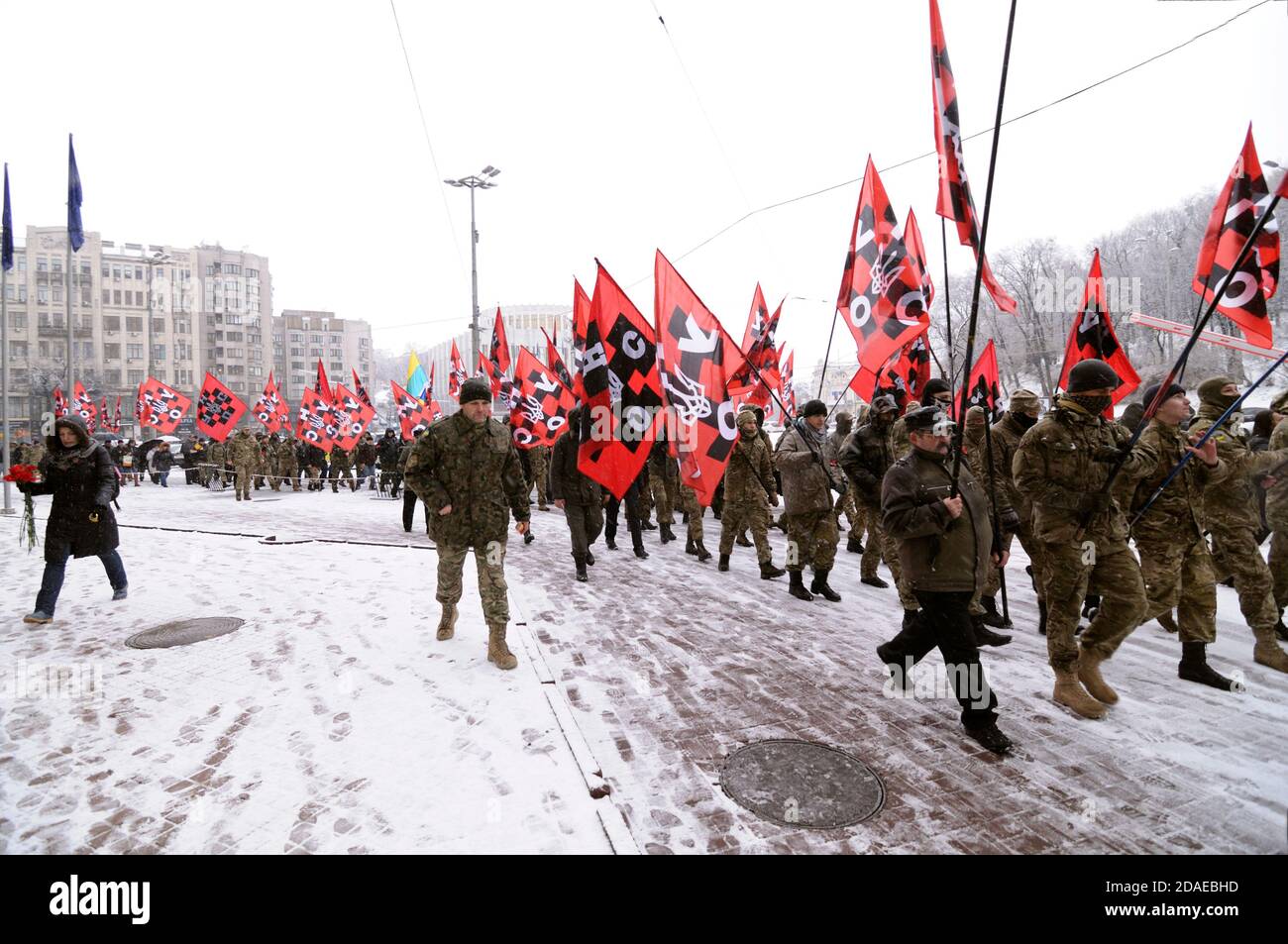 Colonna di lontani-destra ucraini che marciano sulla strada con bandiere In mani per celebrare il compleanno del grande leader nazionalista ucraino Stepanan bande Foto Stock