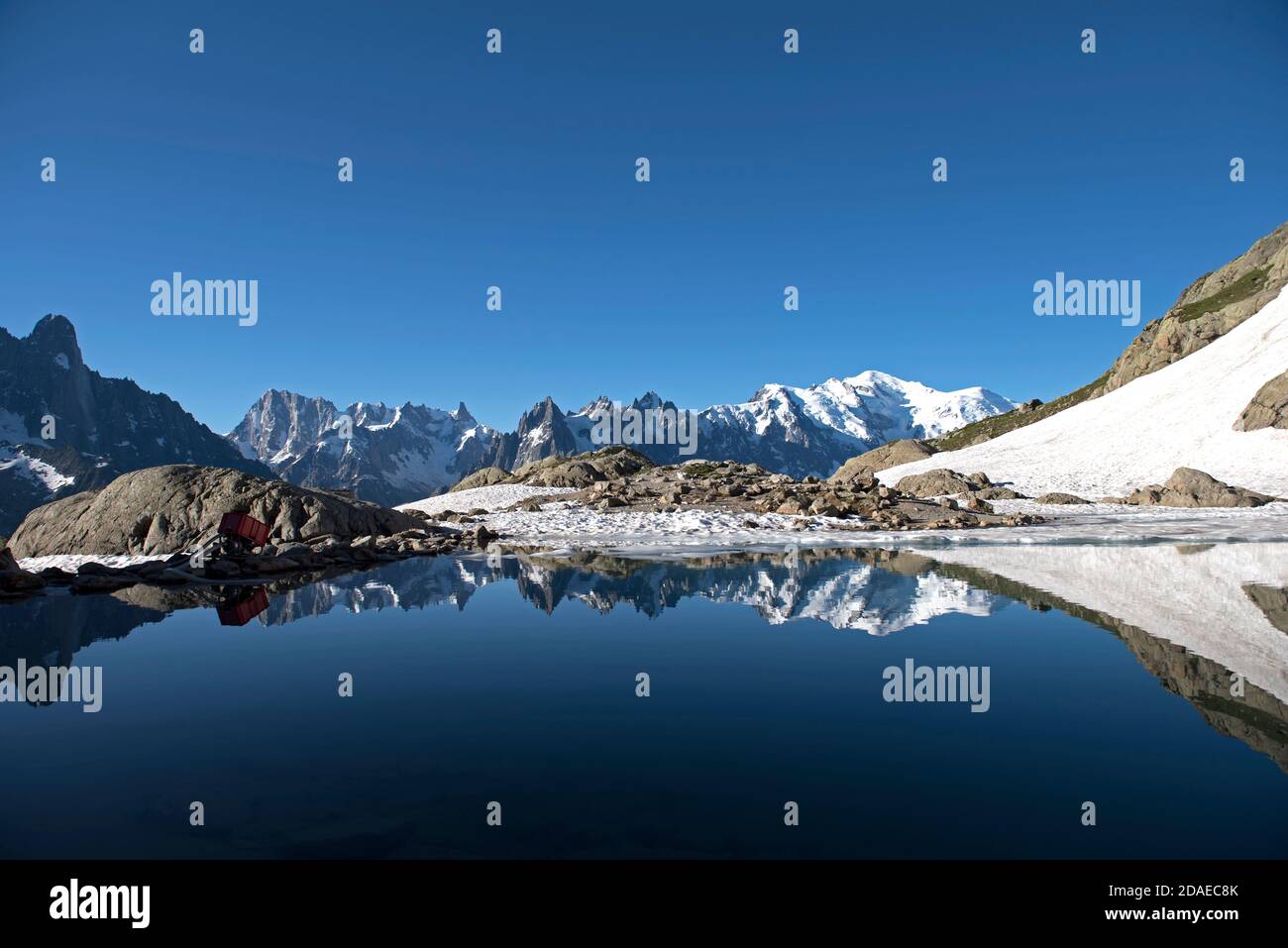 Francia, alta Savoia, Alpi, catena montuosa del Monte Bianco con Grandes Jorasses (sinistra) Aiguilles de Chamonix (Midden), Aiguille du midi (3842m) Midden, Monte Bianco (4810m) e Aiguille de Bionnassay (4052m destra) che riflette in Lac Blanc (3250m) Foto Stock