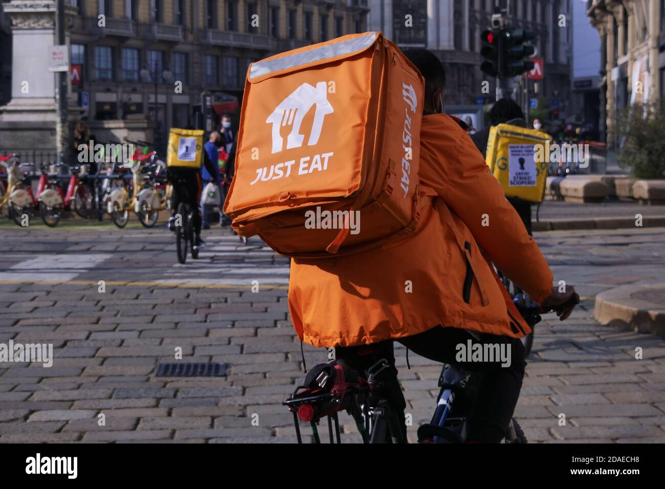 I motociclisti milanesi in piazza Duomo protestano per le condizioni di lavoro che non consentono più di utilizzare le biciclette sui treni. Foto Stock