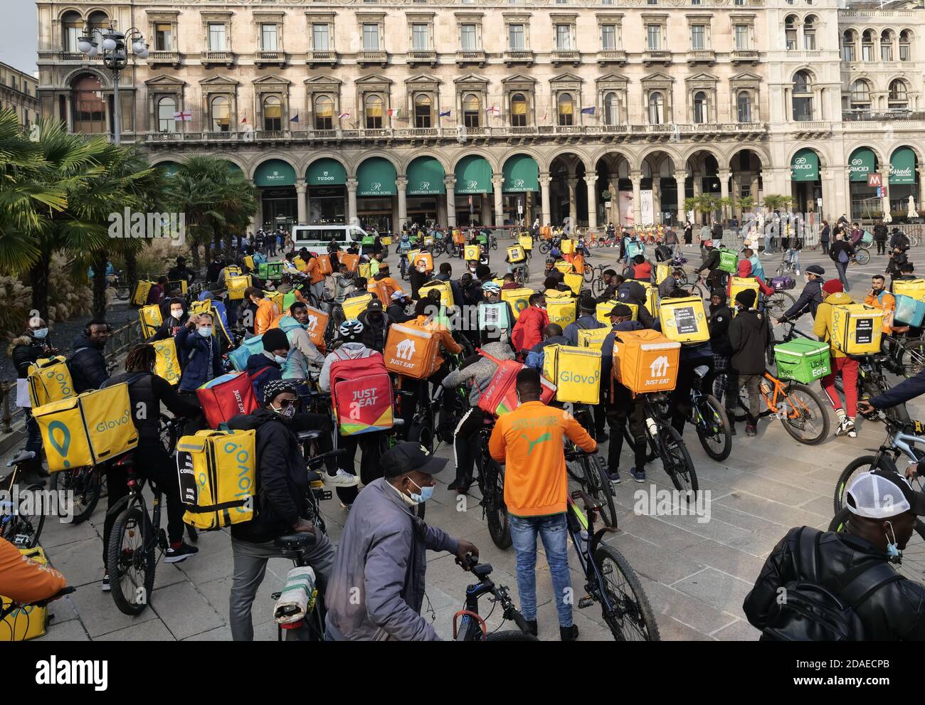 I motociclisti milanesi in piazza Duomo protestano per le condizioni di lavoro che non consentono più di utilizzare le biciclette sui treni. Foto Stock
