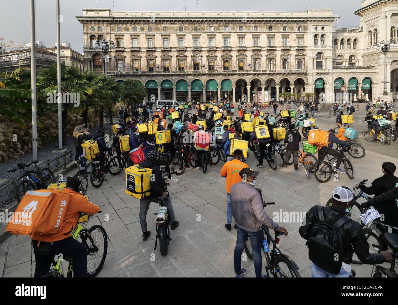 I motociclisti milanesi in piazza Duomo protestano per le condizioni di lavoro che non consentono più di utilizzare le biciclette sui treni. Foto Stock