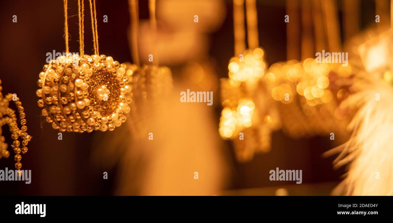 Decorazioni natalizie, stelle in oro Foto Stock