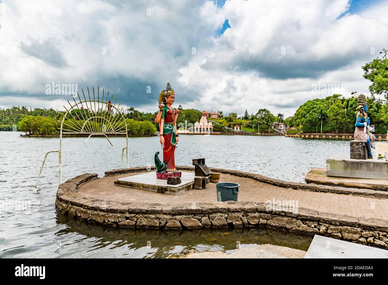 Figura di dio indù, luogo di pellegrinaggio e tempio indù Signore Shiva, Lago Santo Grand Bassin, Ganga Talao, Mauritius, Africa, Oceano Indiano Foto Stock