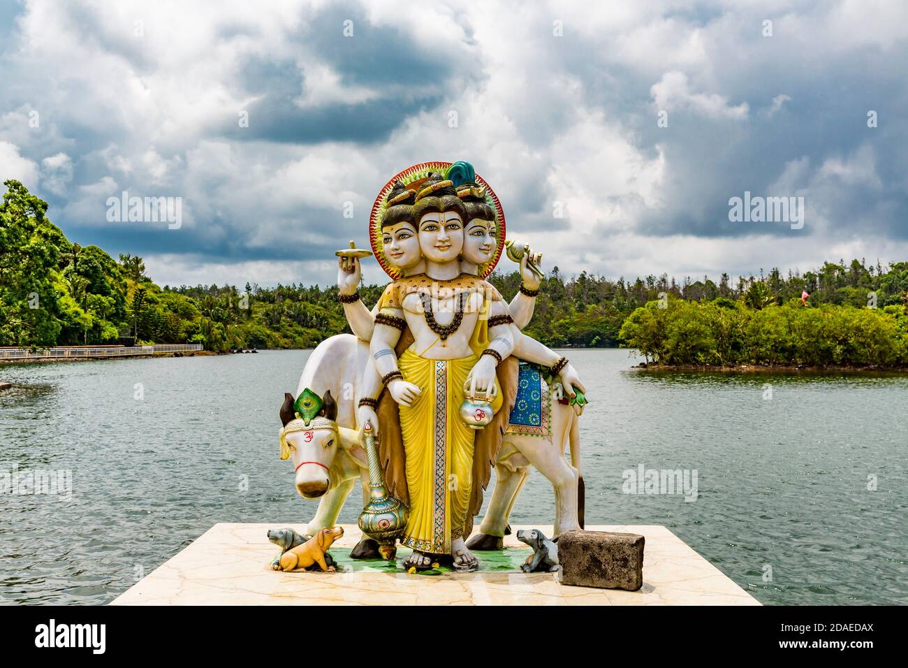 Dattatreya Staue, incarnazione della triade, Brahma, Vishnu, Shiva, figura indù di dio, luogo di pellegrinaggio e tempio indù Lord Shiva, Lago Santo Grand Bassin, Ganga Talao, Mauritius, Africa, Oceano Indiano Foto Stock