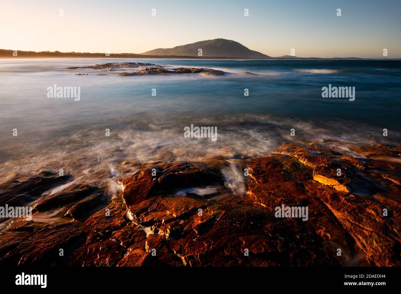 Tramonto sulla spiaggia di Dunbogan nel parco nazionale di Crowdy Bay. Foto Stock