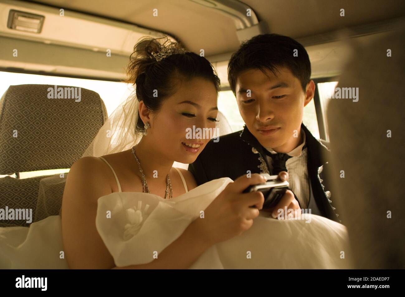 Chi veste la sposa immagini e fotografie stock ad alta risoluzione - Alamy