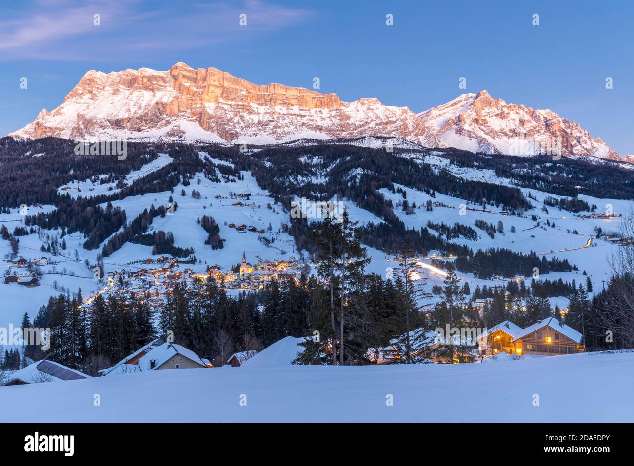 Villaggio di San Leonhard e Heiligkreuzkofel, Parco Naturale Fanes Sennes Prags, Abtei, Badia, Valle del Ladino, Gadertal, Bolzano, Alto Adige, Italia, Europa Foto Stock