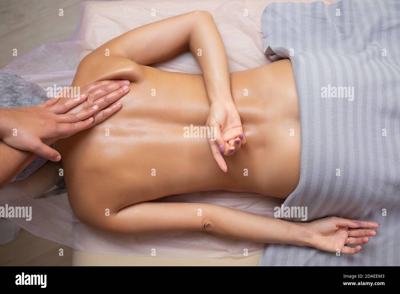 Donna caucasica che riceve un massaggio della colonna vertebrale nel salone termale Foto Stock