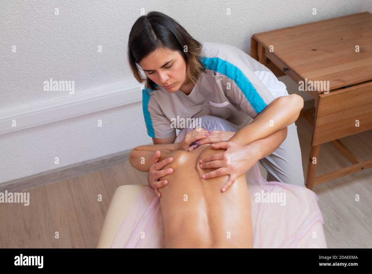 Massaggio della colonna vertebrale e delle spalle. Concetto di fisioterapia. Foto Stock