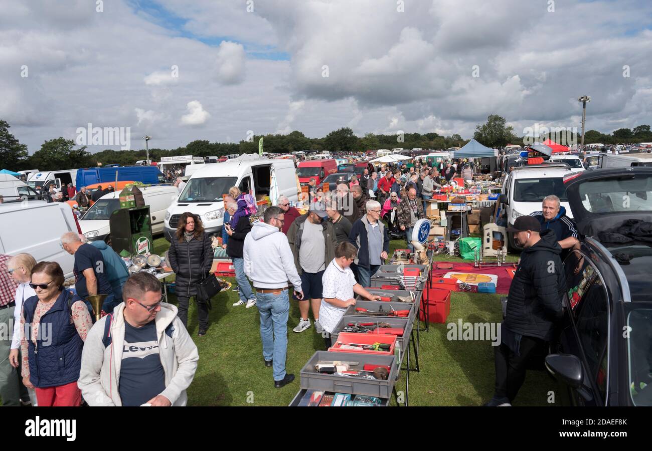 Autojumble va in stallo in occasione di un classico raduno di appassionati di auto in Inghilterra, Regno Unito. Foto Stock