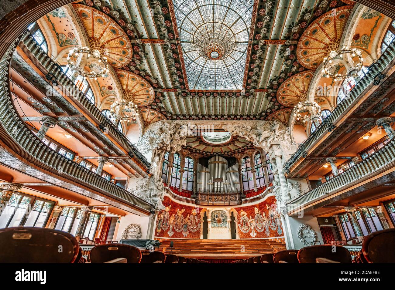 Barcellona, Spagna - 24 febbraio 2020: Sontuoso lucernario in vetro colorato nella sala concerti della Catalonia Music Hall Foto Stock