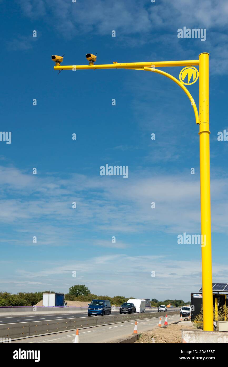 Telecamere a velocità media sull'autostrada M1 nelle Midlands, Inghilterra. Foto Stock