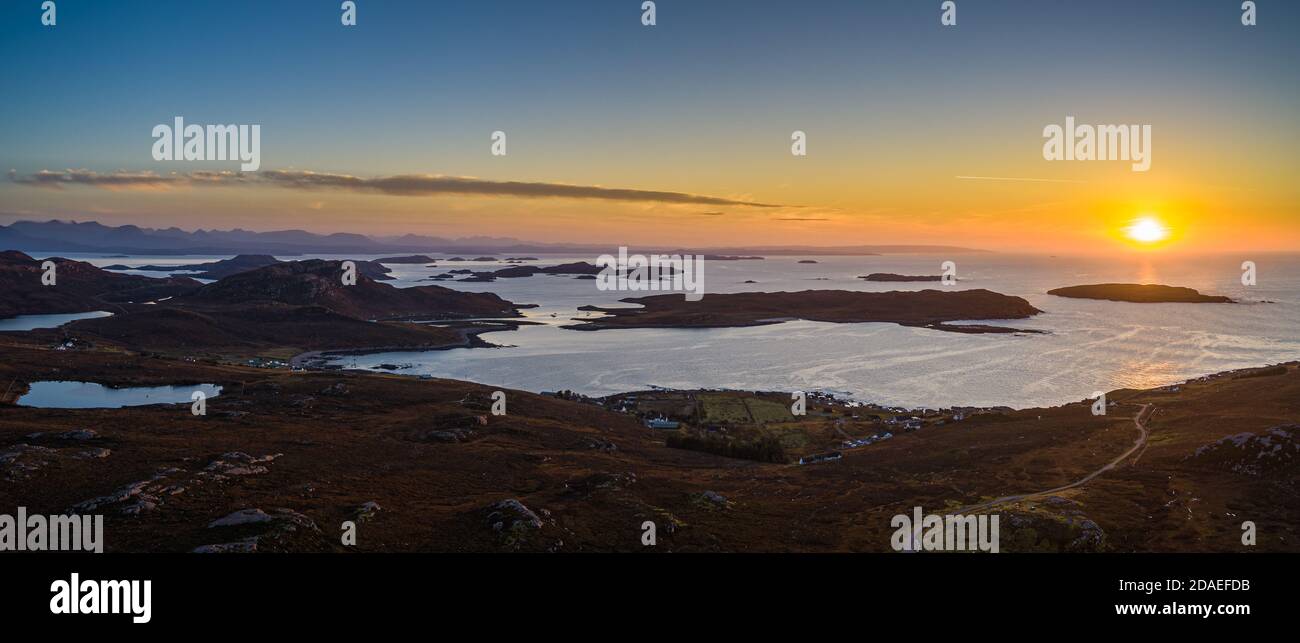 Panorama Tramonto su Altandhu e le isole estive, Assynt, Highland, Scozia, Regno Unito Foto Stock