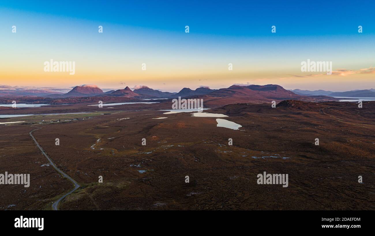 Tramonto sul Brae di Achnahaird e le Assynt Mountains, Highland, Scozia, Regno Unito Foto Stock