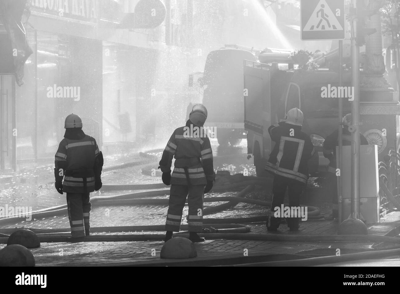 KIEV, UCRAINA - 20 giu 2017: Vigili del fuoco ucraini cercano di spegnere un incendio in una casa a tre piani sulla via Khreshatyk, la strada principale di Kiev. Fi Foto Stock