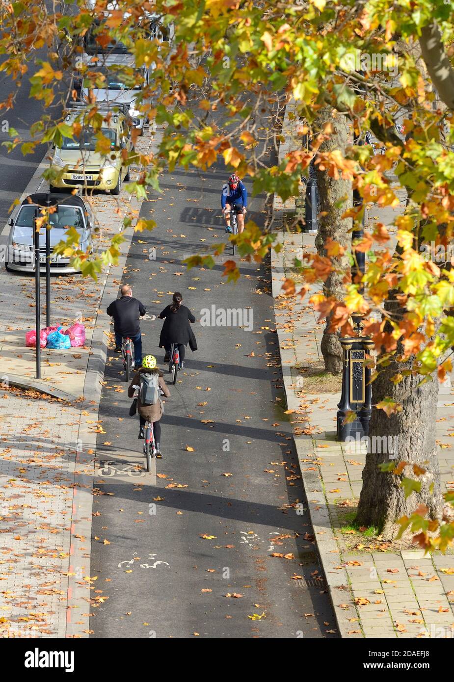 Londra, Inghilterra, Regno Unito. Ciclisti in una pista ciclabile sul Victoria Embankment durante il blocco secobnd della pandemia COVID, novembre 2020 Foto Stock