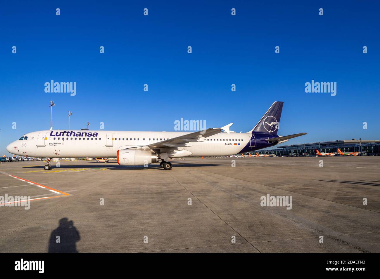 4 novembre 2020, Berlino Schonefeld, sono in corso operazioni presso l'aeroporto di Brandeburgo di Berlino Willy Brandt (IATA: BER, ICAO: EDDB). Impressione dal grembiule dell'aeroporto. Una macchina Deutsche Lufthansa sul grembiule. | utilizzo in tutto il mondo Foto Stock