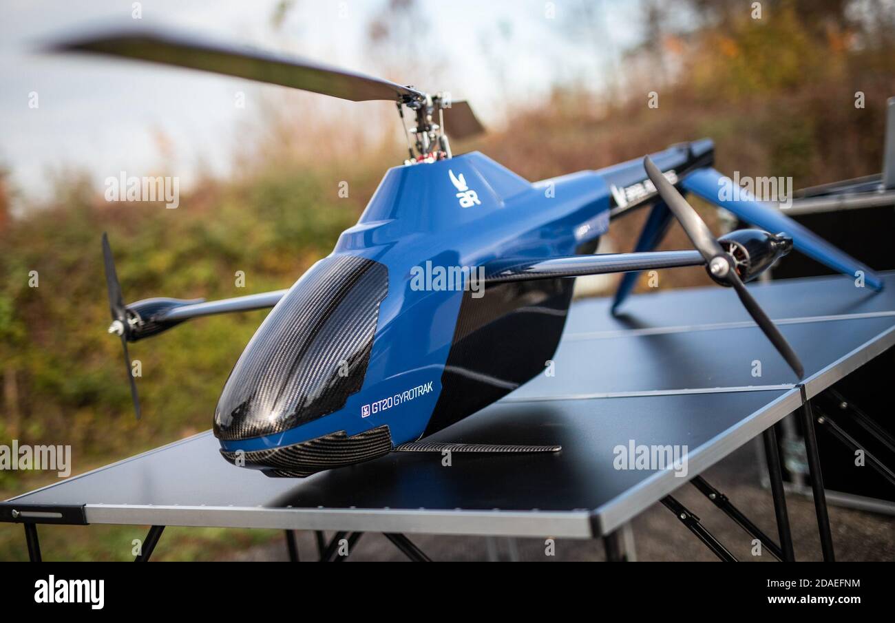 12 novembre 2020, Baden-Wuerttemberg, Markgröningen: Il modello di un drone  da trasporto, il cosiddetto Gyrotrak GT20 della società tedesca Copters DLS  GmbH, si trova di fronte alla Orthopaedic Clinic Markgröningen (RKH). Le
