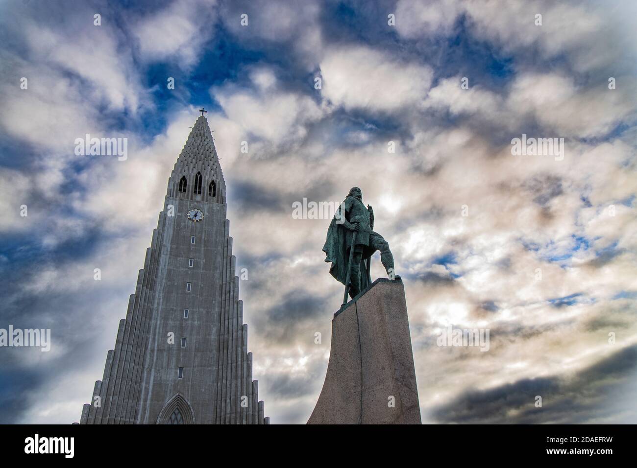 Statua di Leifur Eiriksson e Hallgrimskirkja in una splendida giornata a Reykjavik Foto Stock