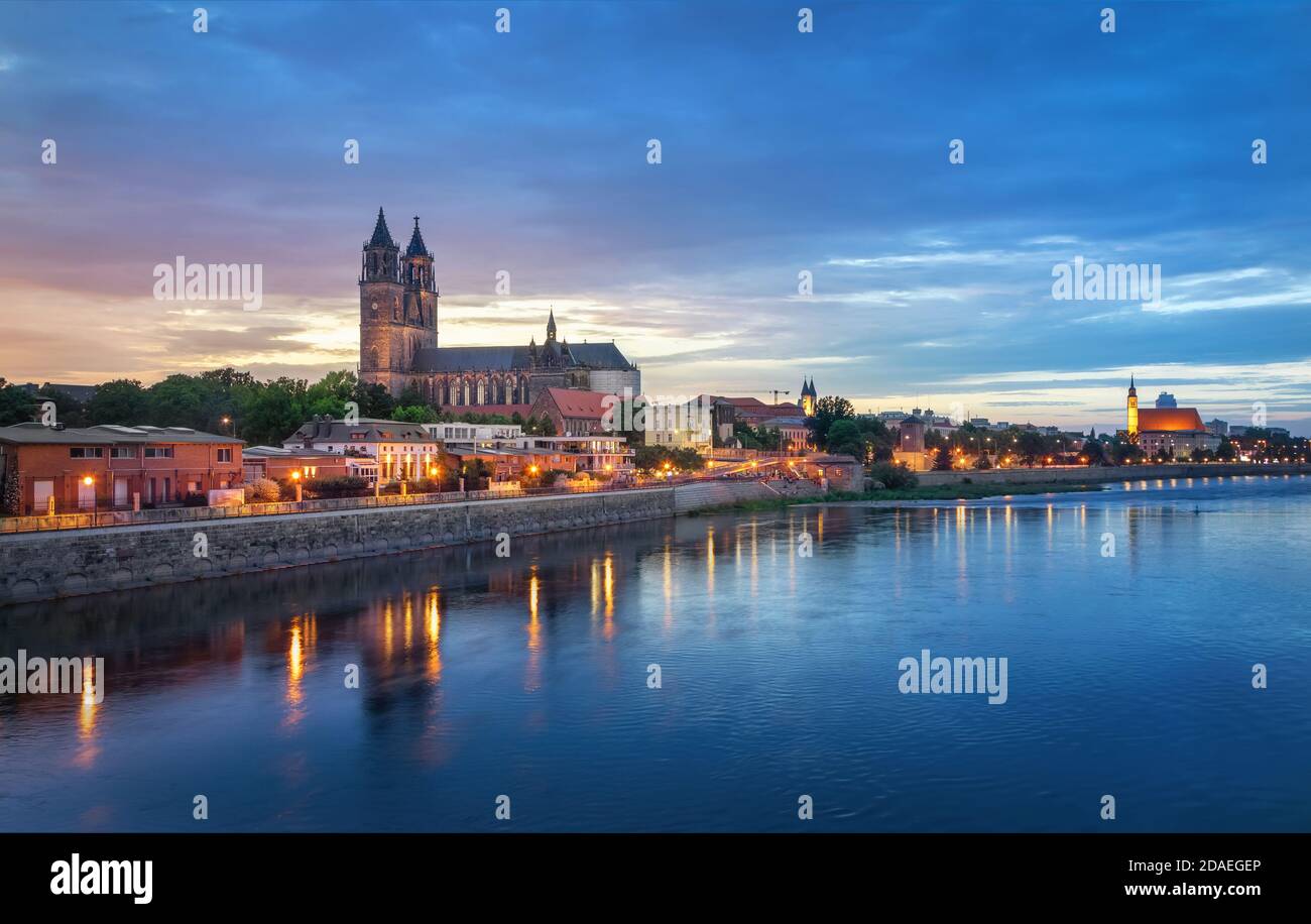 Magdeburgo, Germania. Skyline della città al tramonto con la cattedrale e l'argine del fiume Elba Foto Stock