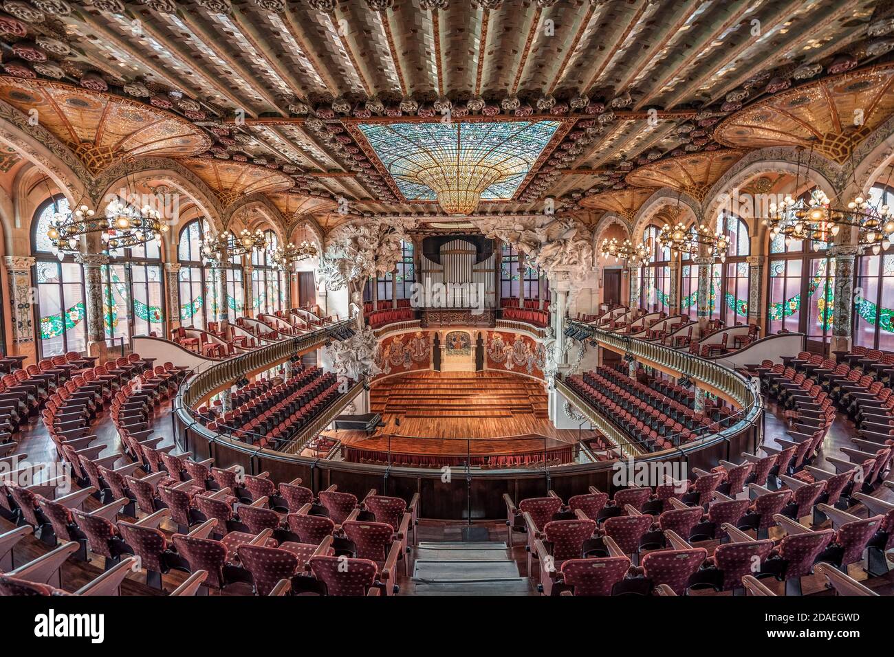 Barcellona, Spagna - 24 febbraio 2020: Sedili laterali con vetri colorati nella sala Catalonia Music Foto Stock