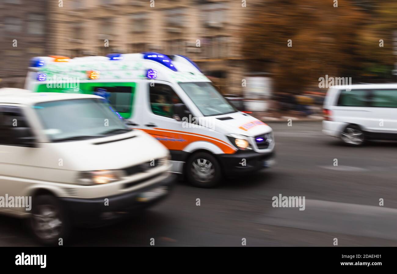 Ambulanza in via Khreshchatyk a Kiev. Scena di strada a Kiev, la capitale dell'Ucraina. Immagine sfocata in movimento Foto Stock