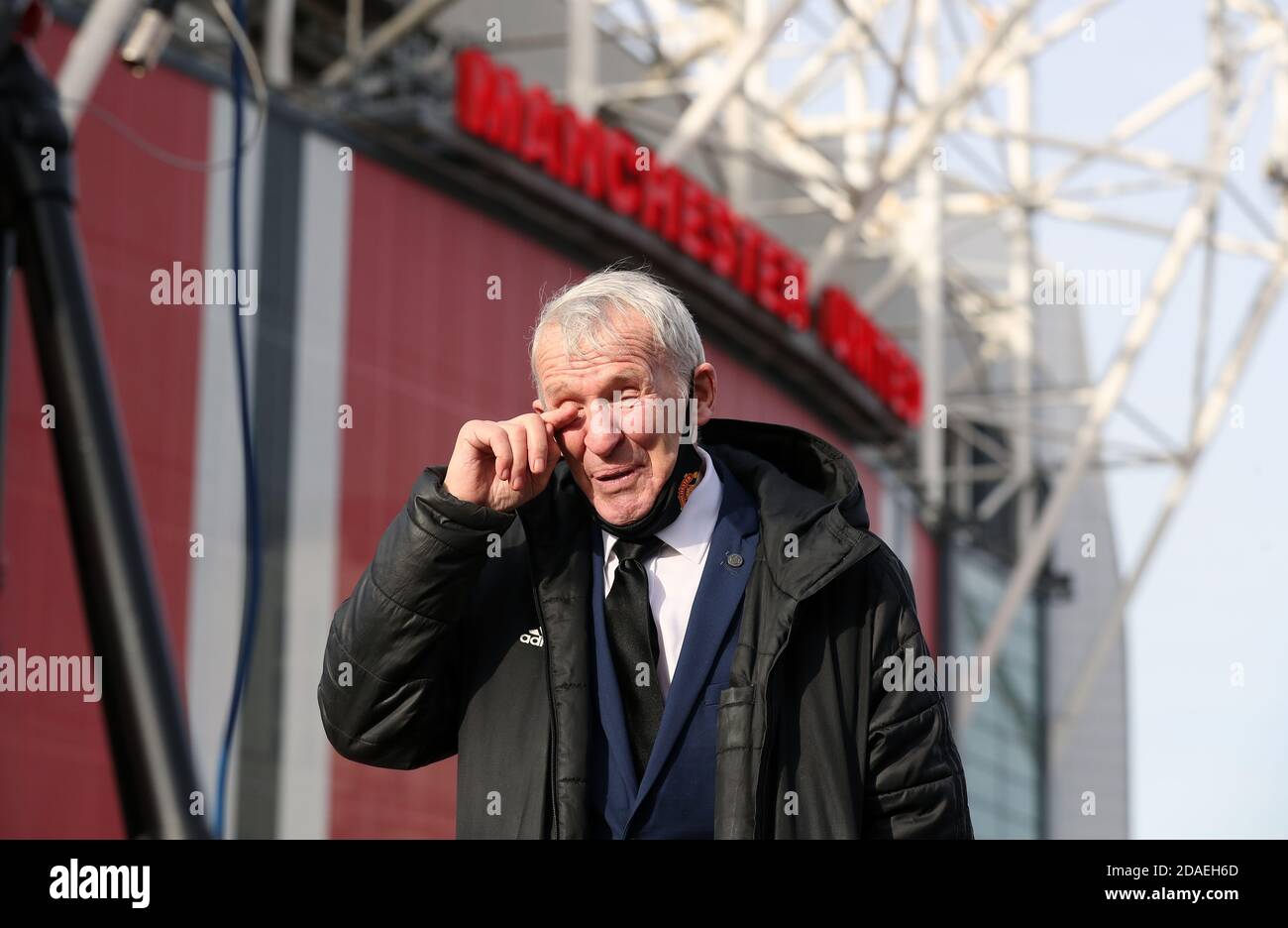 L'ex giocatore del Manchester United Pat Crerand fuori da Old Trafford il giorno in cui si svolge il funerale di Noby Stiles . Foto Stock