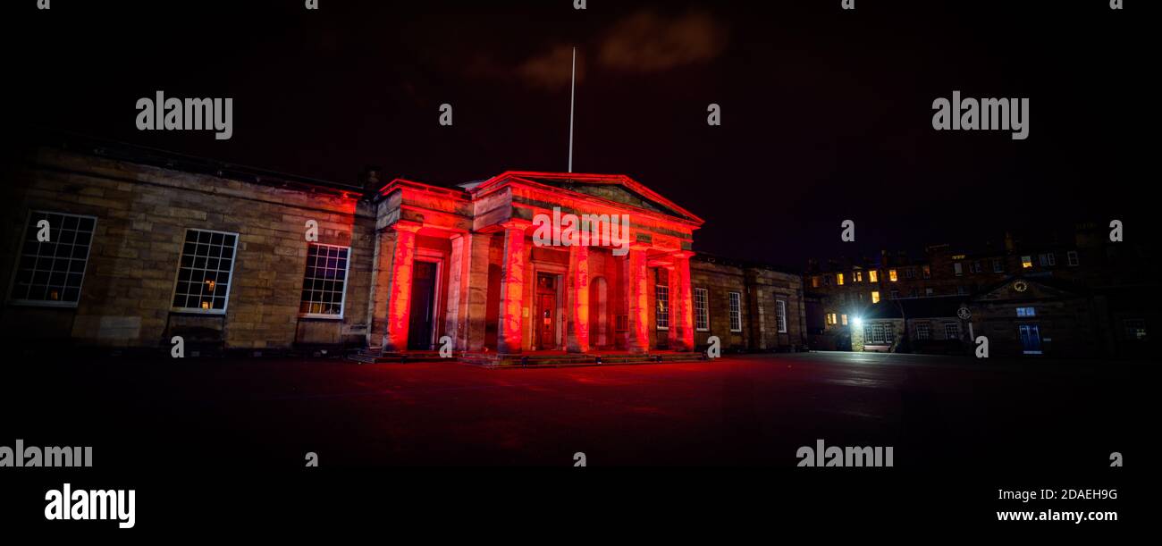 La Edinburgh Academy si è accesa a luce rossa come parte della campagna LightUpRed2020 organizzata da Poppy Scotland per commemorare il giorno della memoria 2020. COVID-19 ha avuto un impatto enorme sulla capacità dell’organizzazione di gestire le collezioni di strada quest’anno e la campagna Lit Up Red ha aiutato quest’anno a sensibilizzare l’opinione pubblica sull’appello scozzese per il papavero. L'Edinburgh Academy è una scuola indipendente di Edimburgo, Scozia, aperta nel 1824. L'edificio principale della scuola superiore, con la sua facciata greca dorica, è stato progettato dall'architetto William Burn. Foto Stock