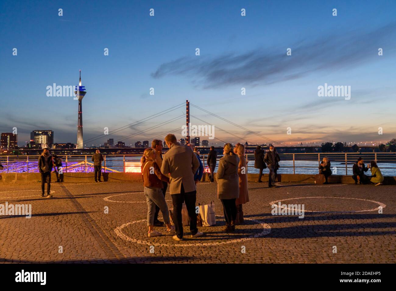 Contrassegni di distanza, cerchi in cui le persone sono autorizzate a rimanere sulle rive della città vecchia, ad esempio VIN brulé, birra da bere, rive del Reno, misura Foto Stock