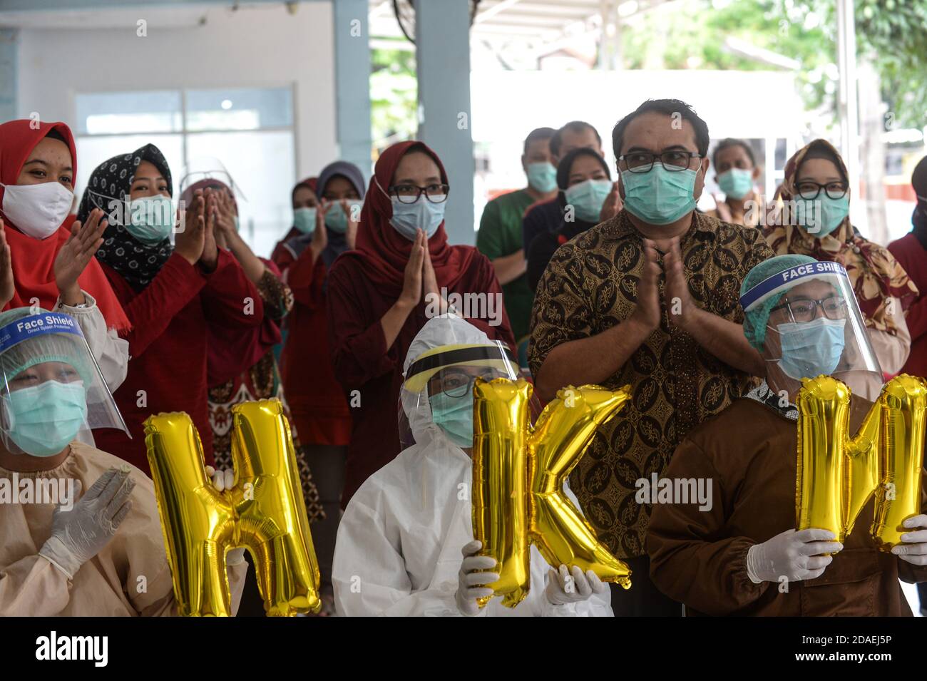 Tangerang meridionale, Indonesia. 12 Nov 2020. Persone che indossano maschere applausi per i medici durante una commemorazione on-line della 56a Giornata Nazionale della Salute presso il centro di salute pubblica di Pondok Betung nel sud Tangerang, Indonesia, 12 novembre 2020. Credit: Agung Kuncahya B./Xinhua/Alamy Live News Foto Stock