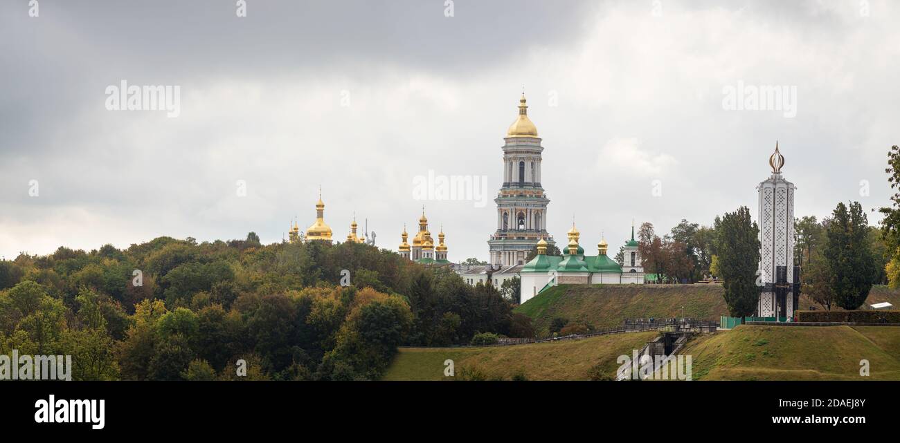 KIEV, UCRAINA - 29 settembre 2019: Kiev Pechersk Lavra. Cattedrale della Dormizione e Monumento alle vittime dell'Holodomor Foto Stock