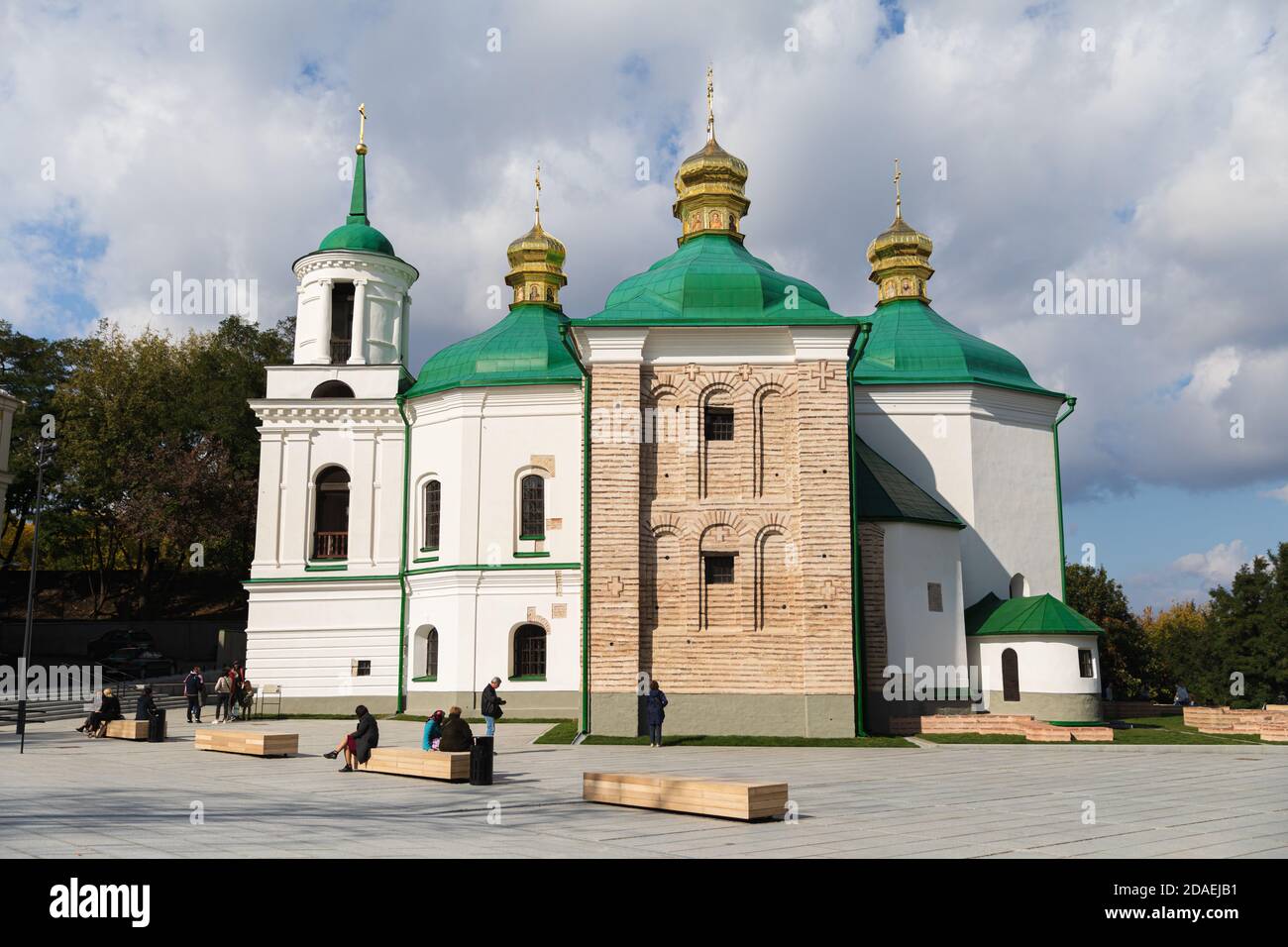 KIEV, UCRAINA - 29 settembre 2019: Chiese e cupole d'oro a Kiev, Ucraina. Cattedrale cristiana ortodossa con cupole dorate e croci. Chiesa del S. Foto Stock