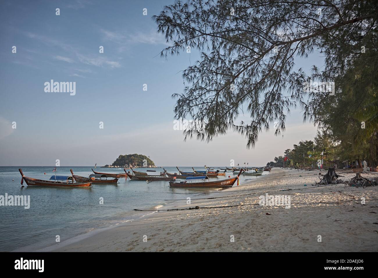 Koh Lipee, Thailandia, febbraio 2009. Motoscafi presso la spiaggia del Parco Nazionale Marino di Tarutao. Foto Stock